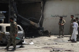 Lực lượng an ninh điều tra tại hiện trường một vụ tấn công ở Jalalabad, Afghanistan ngày 10/7. (Ảnh: THX/TTXVN)