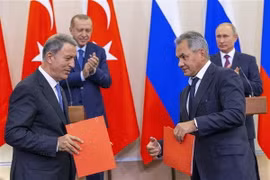 Tổng thống Nga Vladimir Putin (phải, phía sau) và người đồng cấp Thổ Nhĩ Kỳ Recep Tayyip Erdogan (trái, phía sau) chứng kiến lễ trao đổi thỏa thuận về Syria giữa Bộ trưởng Quốc phòng Nga Sergei Shoigu (phải, phía trước) và người đồng nhiệm Thổ Nhĩ Kỳ Hulu