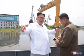 Nhà lãnh đạo Triều Tiên Kim Jong-un thị sát một xưởng đóng tàu ở Chongjin. (Ảnh: Yonhap/TTXVN)