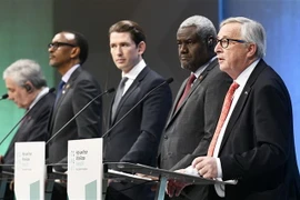 Chủ tịch Ủy ban châu Âu (EC) Jean-Claude Juncker (phải) phát biểu tại Diễn đàn cấp cao Âu-Phi ở Vienna, Áo ngày 18/12/2018. (Ảnh: AFP/TTXVN)