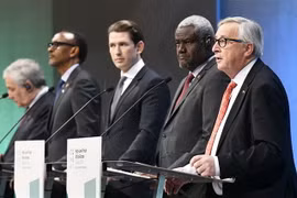 Chủ tịch Ủy ban châu Âu (EC) Jean-Claude Juncker (phải) phát biểu tại Diễn đàn cấp cao Âu-Phi ở Vienna, Áo ngày 18/12/2018. (Ảnh: AFP/TTXVN)