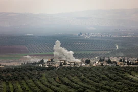  Khói bốc lên từ làng Deir Ballut ở vùng Afrin, Syria sau một cuộc không kích do Thổ Nhĩ Kỳ tiến hành ngày 10/2. (Nguồn: AFP/TTXVN)