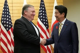 Ngoại trưởng Mỹ Mike Pompeo (trái) và Thủ tướng Nhật Bản Shinzo Abe (phải) tại cuộc gặp ở Tokyo ngày 6/10/2018. (Ảnh: AFP/TTXVN)