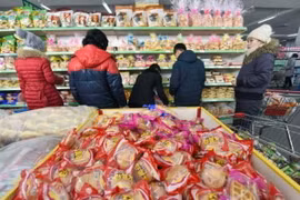 Người dân Triều Tiên mua sắm tại một siêu thị ở Bình Nhưỡng. (Nguồn: Kyodo/TTXVN)