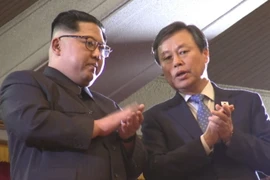 Nhà lãnh đạo Triều Tiên Kim Jong-un (trái) và Bộ trưởng Văn hóa Hàn Quốc Do Jong-hwan dự buổi biểu diễn của các nghệ sỹ Hàn Quốc tại Bình Nhưỡng ngày 1/4. (Nguồn: Yonhap/TTXVN)