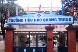 [Video] Tát học sinh ở Đống Đa: Trường Tiểu học Quang Trung họp báo