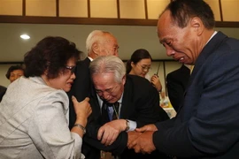 Cụ Cho Sang-yong (thứ 2, phải), 80 tuổi, sống ở Hàn Quốc gặp lại anh trai Cho Deok-yong (thứ 2, trái, 88 tuổi, sống ở Triều Tiên tại cuộc đoàn tụ gia đình ly tán ở núi Kumgang ngày 24/8. (Ảnh: YONHAP/TTXVN)