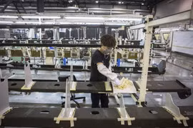 Công nhân lắp ráp các bộ phận của máy bay Airbus A320 tại nhà máy ở Cáp Nhĩ Tân, thủ phủ tỉnh Hắc Long Giang, Đông Bắc Trung Quốc. (Nguồn: EPA-EFE/TTXVN)