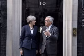 Chủ tịch Ủy ban châu Âu (EC) Jean-Claude Juncker (phải) trong cuộc gặp Thủ tướng Anh Theresa May. (Ảnh: AFP/TTXVN)