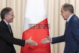 Ngoại trưởng Sergey Lavrov (phải) và người đồng cấp Italy Enzo Moavero Milanesi tại Moskva ngày 8/10. (Nguồn: AP)