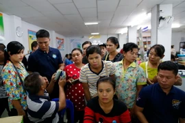 Người lao động Myanmar chờ làm thủ tục đăng ký tại Văn phòng việc làm ở tỉnh Samut Sakhon, Thái Lan. (Nguồn: EPA/TTXVN)