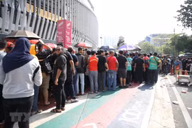 Rất đông cổ động viên xếp hàng, chờ đợi mua vé tại sân Bukit Jalil (Kuala Lumpur). (Ảnh: Hoàng Linh/TTXVN)