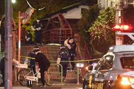 Cảnh sát Nhật Bản điều tra tại hiện trường một vụ tấn công bằng dao năm 2017. (Nguồn: Kyodo/TTXVN)