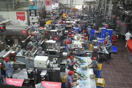 Công nhân làm việc tại nhà máy sản xuất kem ở Naroda, gần Ahmedabad, Ấn Độ. (Nguồn: AFP/TTXVN)