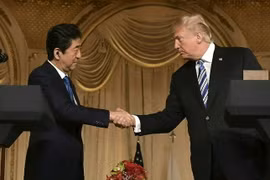 Thủ tướng Nhật Bản Shinzo Abe và Tổng thống Mỹ Donald Trump trong cuộc họp báo sau hội nghị thượng đỉnh tại Florida ngày 18/4. (Nguồn: AFP/TTXVN)