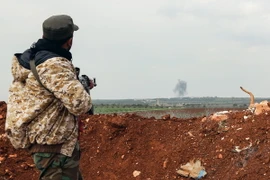 Binh sỹ Syria tuần tra tại thị trấn Qumhanah, tỉnh Hama. (Ảnh: AFP/TTXVN)