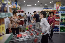 Người dân mua sắm tại một siêu thị ở Bình Nhưỡng, Triều Tiên. (Nguồn: AFP/TTXVN)