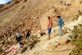 Hiện trường một vụ tai nạn xe buýt ở Peru. (Nguồn: THX/TTXVN)