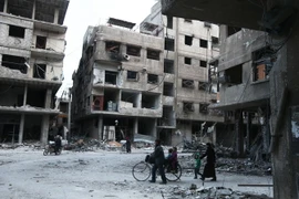 Cảnh đổ nát sau một cuộc không kích tại khu vực Arbin, Đông Ghouta, Syria ngày 25/2. (Nguồn: AFP/TTXVN)