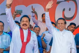 Tổng thống Sri Lanka Maithripala Sirisena (phải, trước) và Thủ tướng mới được bổ nhiệm Mahinda Rajapakse (trái, trước) ở ngoại ô Colombo ngày 5/11/2018. (Ảnh: THX/TTXVN)