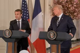 Tổng thống Mỹ Donald Trump và người đồng cấp Pháp Emmanuel Macron. (Nguồn: deadline.com)