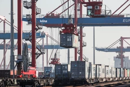 Xếp dỡ hàng hóa tại cảng ở Mỹ. (Nguồn: EPA-EFE/TTXVN)