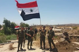 Binh sỹ Syria được triển khai tại làng Hamidiya, tỉnh Quneitra ngày 26/7/2018. (Ảnh: AFP/TTXVN)
