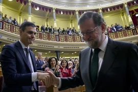 Thủ tướng bị phế truất Mariano Rajoy (phải) và tân Thủ tướng Pedro Sanchez sau phiên bỏ phiếu bất tín nhiệm của Quốc hội ở Madrid ngày 1/6. (Nguồn: AFP/TTXVN)