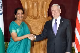 Bộ trưởng Quốc phòng Mỹ James Mattis và Ấn Độ Nirmala Sitharaman. (Nguồn: PTI)