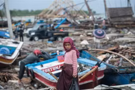 Người dân trở về khu vực bị tàn phá nặng nề do thảm họa sóng thần ở Banten, Indonesia ngày 25/12/2018. (Ảnh: THX/TTXVN)