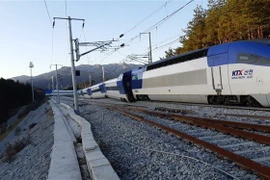 Hiện trường vụ tàu cao tốc KTX bị chệch khỏi đường ray tại Gangneung, cách thủ đô Seoul của Hàn Quốc 237km về phía đông, ngày 8/12/2018. (Ảnh: Yonhap/TTXVN)