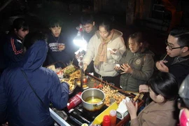 Những hàng ăn nóng tại khu vực trường đại học Bách Khoa Hà Nội thu hút rất đông khách trong những ngày rét đậm này. (Ảnh: Quang Quyết/TTXVN)