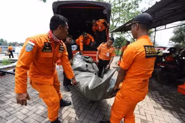 Lực lượng cứu hộ chuẩn bị cho công tác tìm kiếm nạn nhân vụ rơi máy bay của hãng hàng không Lion Air tại cảng ở Jakarta, Indonesia ngày 29/10/2018. (Ảnh: AFP/TTXVN)