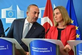 Bộ trưởng phụ trách các vấn đề Liên minh châu Âu Omer Celik (trái) và Đại diện cấp cao của EU về chính sách an ninh và đối ngoại Federica Mogherini trong cuộc gặp hồi tháng 7/2017. (Nguồn: EPA/TTXVN)