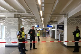 Lực lượng an ninh phong tỏa hiện trường vụ tấn công bằng dao tại nhà ga trung tâm ở Amsterdam, Hà Lan ngày 31/8. (Ảnh: AFP/TTXVN)