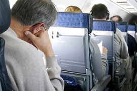 4 bài tập đơn giản giúp làm giảm mệt mỏi trên chuyến bay dài