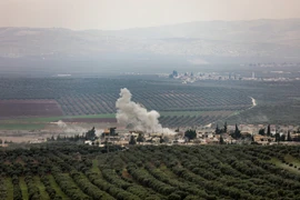 Khói bốc lên từ làng Deir Ballut ở vùng Afrin, Syria sau một cuộc không kích do Thổ Nhĩ Kỳ tiến hành ngày 10/2. (Nguồn: AFP/TTXVN)