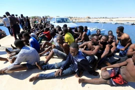 Người di cư từ châu Phi được lực lượng bảo vệ bờ biển Libya giải cứu ngoài khơi thị trấn Guarabouli tháng 7/2017. (Nguồn: AFP/TTXVN)