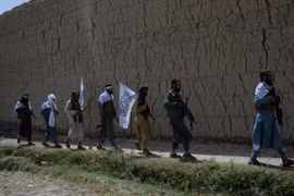 Các tay súng Taliban tại Jalalabad, Afghanistan ngày 16/6. (Ảnh: AFP/TTXVN)