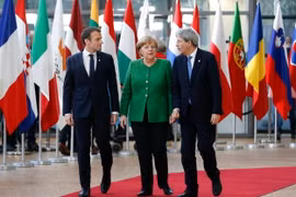 Tổng thống Pháp Emmanuel Macron, Thủ tướng Đức Angela Merkel và Thủ tướng Italy Paolo Gentiloni tại Hội nghị lãnh đạo các nước thành viên EU ở Brussels (Bỉ) ngày 23/2. (Nguồn: THX/TTXVN)