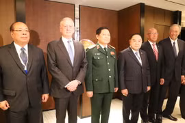 Đại tướng Ngô Xuân Lịch cùng Bộ trưởng Quốc phòng các nước ASEAN tại cuộc gặp Bộ trưởng Quốc phòng Hoa Kỳ. (Ảnh: Xuân Vịnh/TTXVN)