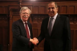 Ngoại trưởng Nga Sergei Lavrov (phải) trong cuộc gặp Cố vấn An ninh quốc gia Mỹ John Bolton đang ở thăm Moskva ngày 22/10/2018. (Ảnh: AFP/TTXVN)