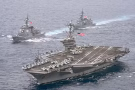 Tàu sân bay Carl Vinson của Mỹ cùng với tàu khu trục của Nhật Bản tại Biển Philippines. (Ảnh minh họa. Nguồn: EPA/TTXVN)