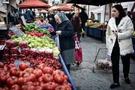 Người dân mua sắm tại một chợ rau quả ở Athens, Hy Lạp. (Nguồn: AFP/TTXVN)