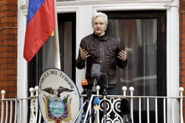 Nhà sáng lập trang mạng WikiLeaks Julian Assange tại Đại sứ quán Ecuador ở London (Anh) ngày 19/5/2017. (Nguồn: AP/TTXVN)