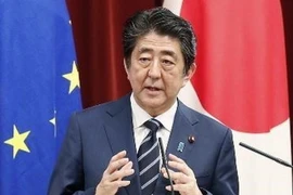 Thủ tướng Nhật Bản Shinzo Abe phát biểu tại một cuộc họp báo ở Tokyo. (Ảnh: Kyodo/TTXVN)