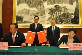 Phó Thủ tướng Vương Đình Huệ chứng kiến Lễ ký thiết lập quan hệ hữu nghị giữa tỉnh Quảng Nam của Việt Nam với tỉnh Quảng Tây của Trung Quốc. (Ảnh: Lương Anh Tuấn/TTXVN)