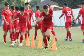 Các cầu thủ U19 Việt Nam tích cực tập luyện cho trận gặp đối thủ mạnh U19 Hàn Quốc. (Ảnh: Hải Ngọc/Vietnam+)