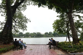 Bầu trời Hà Nội chuyển sang màu xám, đánh dấu chuyển giao thời của tiết sang Đông. (Ảnh: Danh Lam/TTXVN)