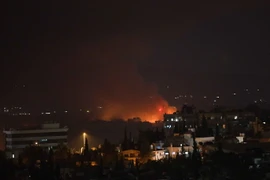 Trong ảnh: Khói lửa bốc lên từ căn cứ không quân Mazzeh, phía Tây thủ đô Damascus, Syria ngày 2/9. (Ảnh: THX/TTXVN)